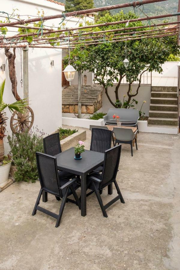 Comeissa Komiza Exterior photo